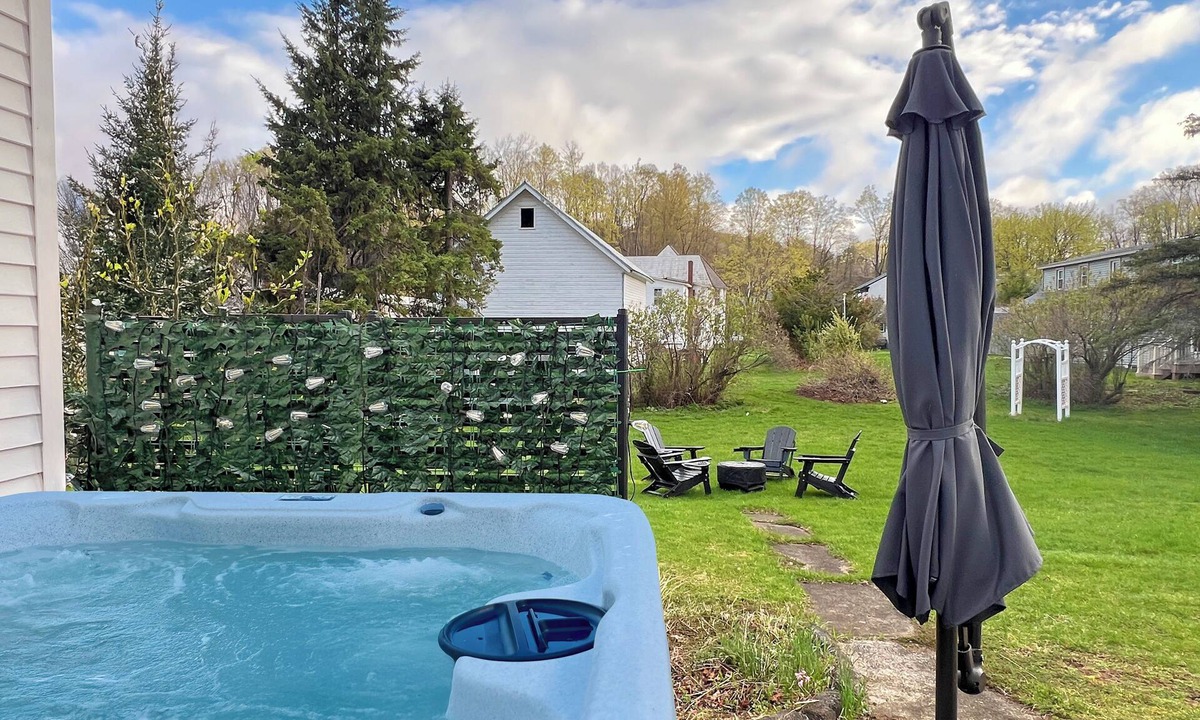 Windham House | 2 Min Walk to Windham Town | Hot Tub | Fire Pit