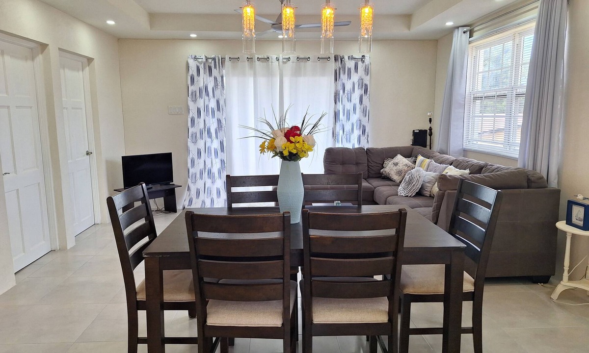 Rendezvous Apartment | 73 Fairway Gardens Cozy 2-bedroom apartment in lovely Rendezvous with AC, WiFi