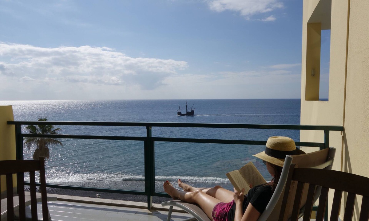 Sao Martinho Apartment | Amazing beach waterfront holiday apartment with ocean view and swimming pool