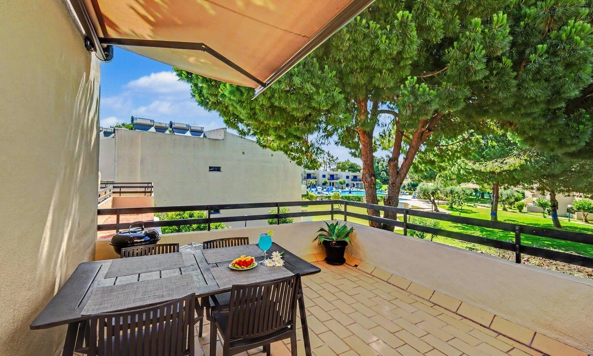 Montes de Alvor Apartment | Apartment 'Hakuna Matata House' with Shared Pool, Wi-Fi and Air Conditioning