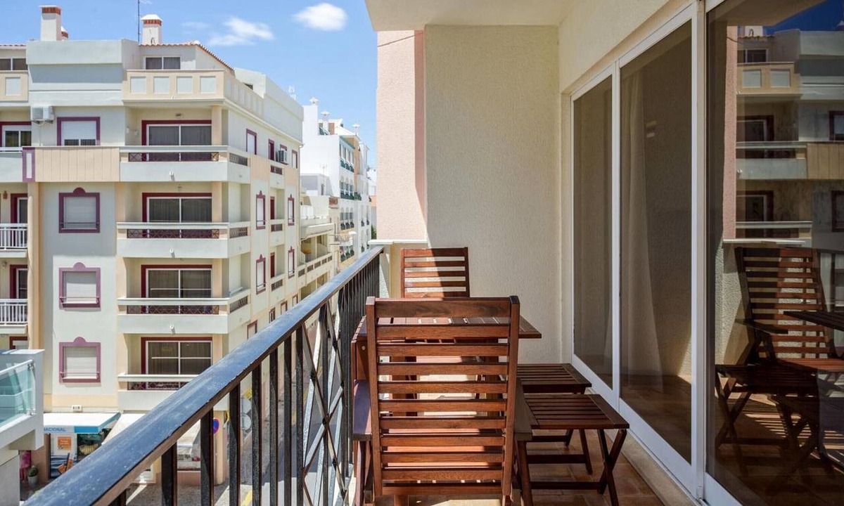 Vila Real Santo Antonio Apartment | Apartment 'Monte Gordo Beach Flat with Balcony' with Balcony, Wi-Fi and Air Conditioning