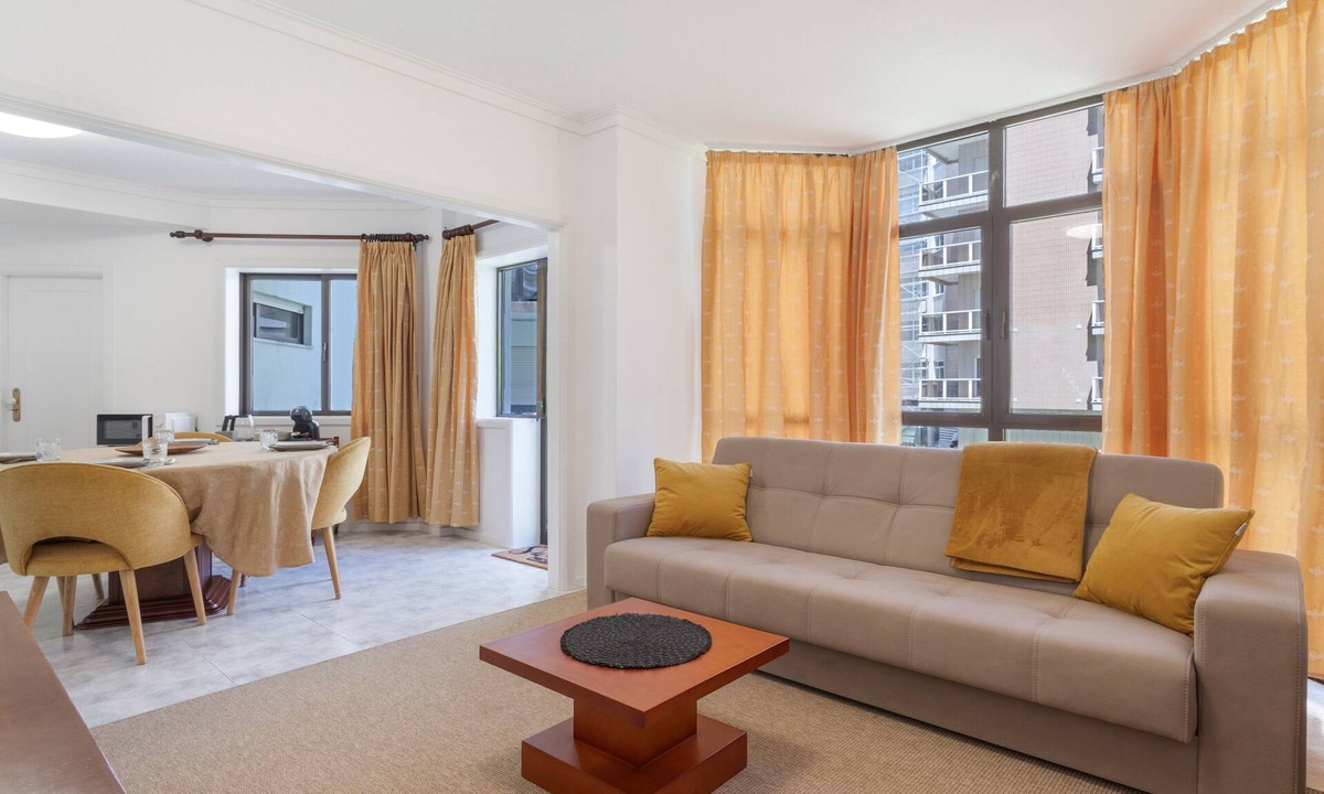 Viana do Castelo Apartment | Apartment 'On Amorosa Beach' with Sea View, Shared Garden and Wi-Fi