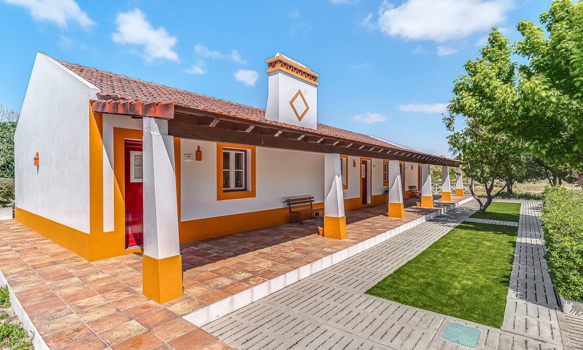 Grandola Apartment | Apartment 'Ti Joaquim - Suite Deluxe' with Shared Pool, Wi-Fi and Air Conditioning