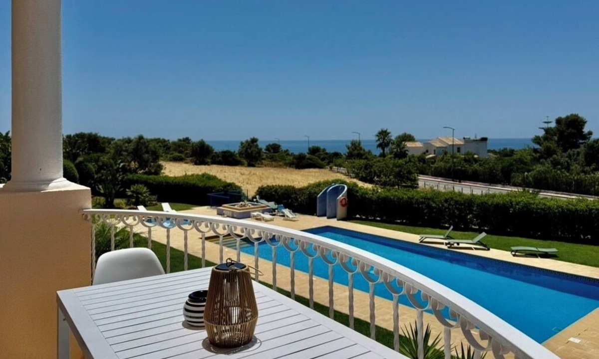 Caramujeira Apartment | Apt. near the beach, sea view, roof terrace, pool/garden in Praia da Marinha