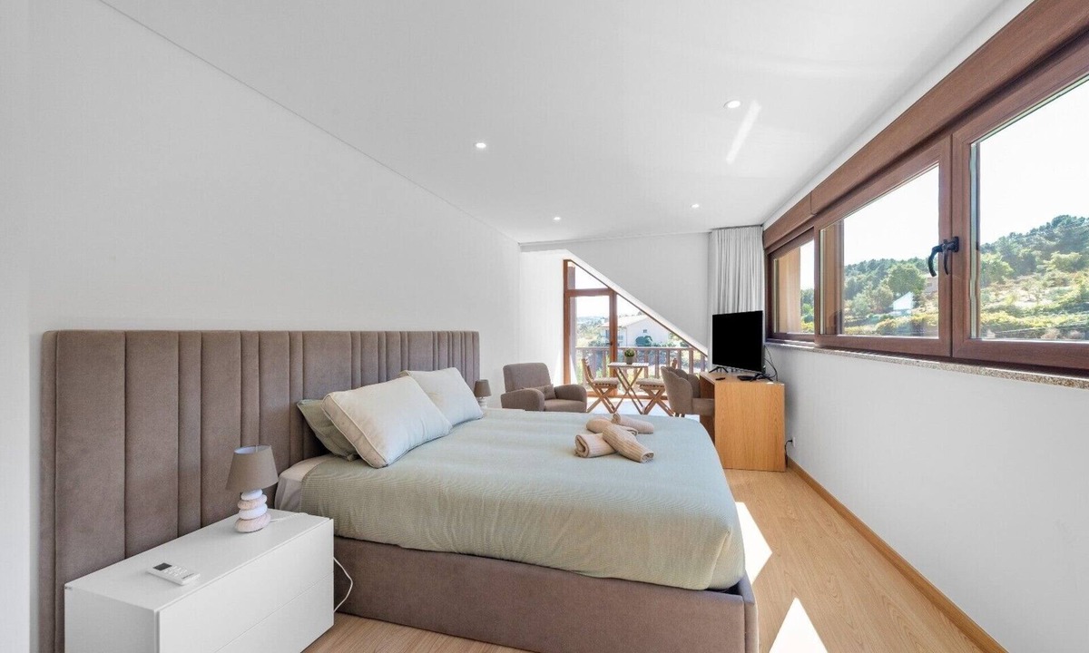 Vila Real Apartment | Bed and Breakfast 'Piso Sol' with Mountain View and Heated Pool