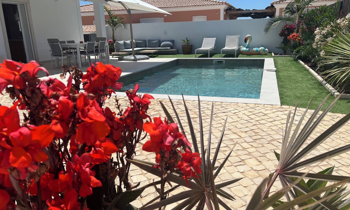 Tunes Villa | Casa Alegria