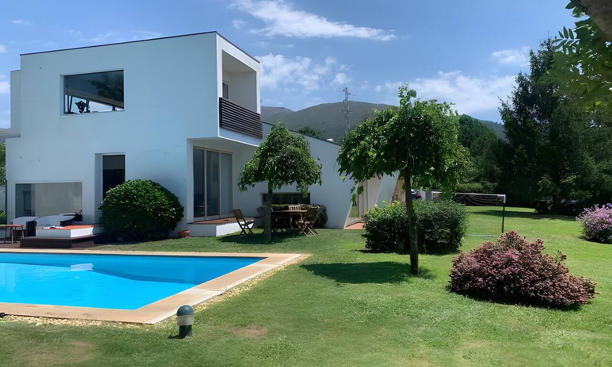 Lanhelas House | Casa dos Silêncios – Garden with Pool and Jacuzzi