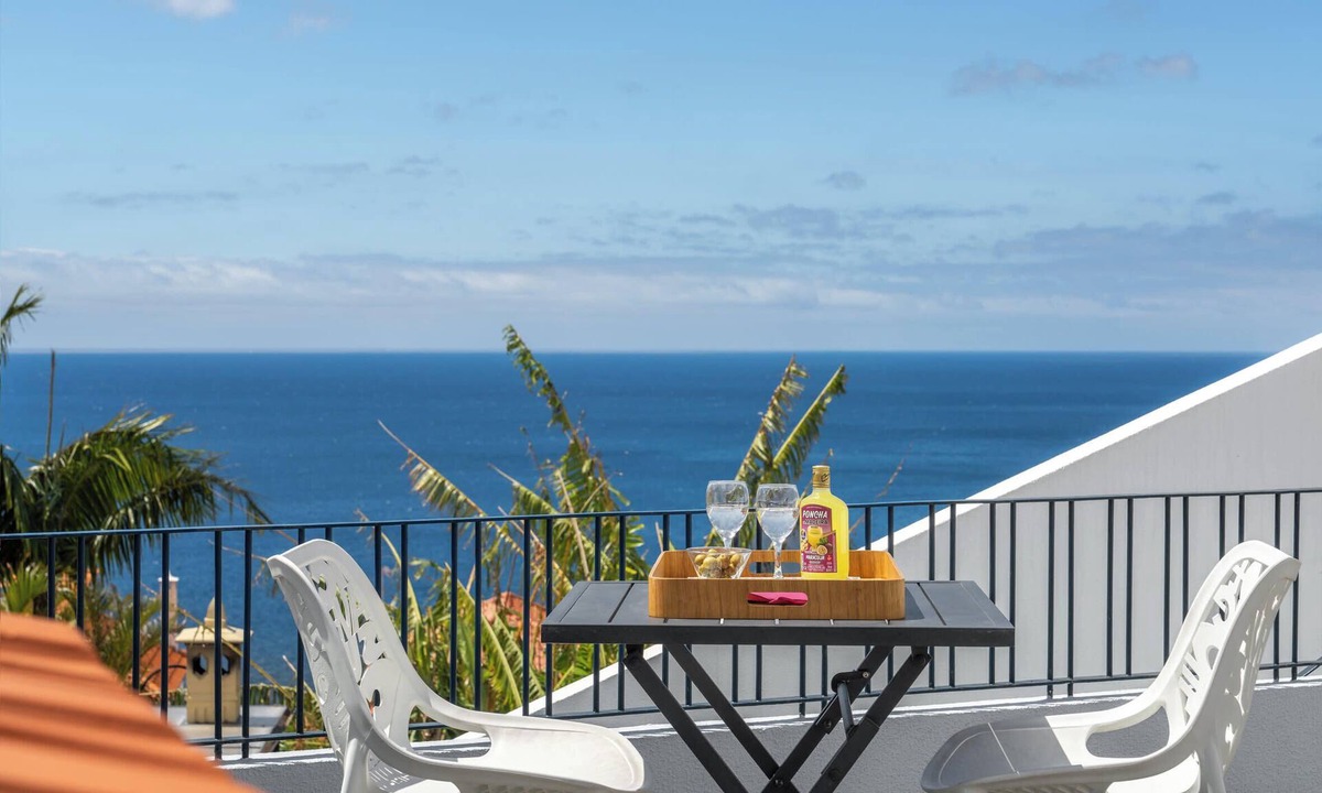 Santa Maria Maior House | Casinha Azul – 2 Bedroom with Sea View in Funchal