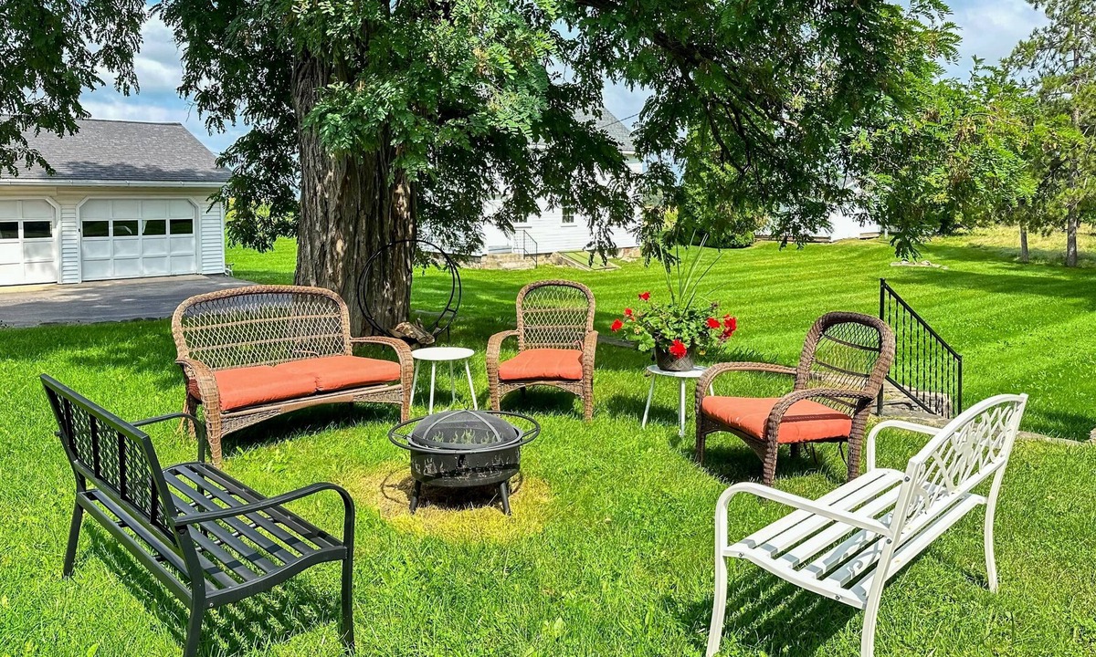Town of Benton House | Classic country retreat with a game room, bar, expansive outdoor space, & grill