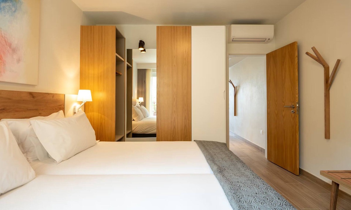 Luz Apartment | Comfort and Convenience! Kitchenette, Pool, Pets Allowed, Near Lagos Marina!