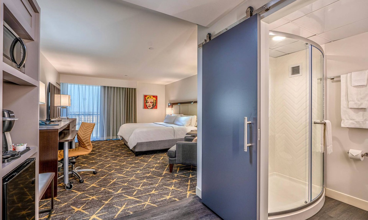 Faubourg Delassize Hotel | Contemporary Room w/Rooftop Pool & City Views Near Superdome – Vibrant Stay