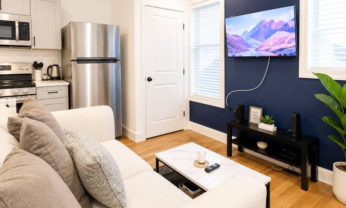 Corn Hill House | Cornhill Apt w FreeParking Kitchen W+D