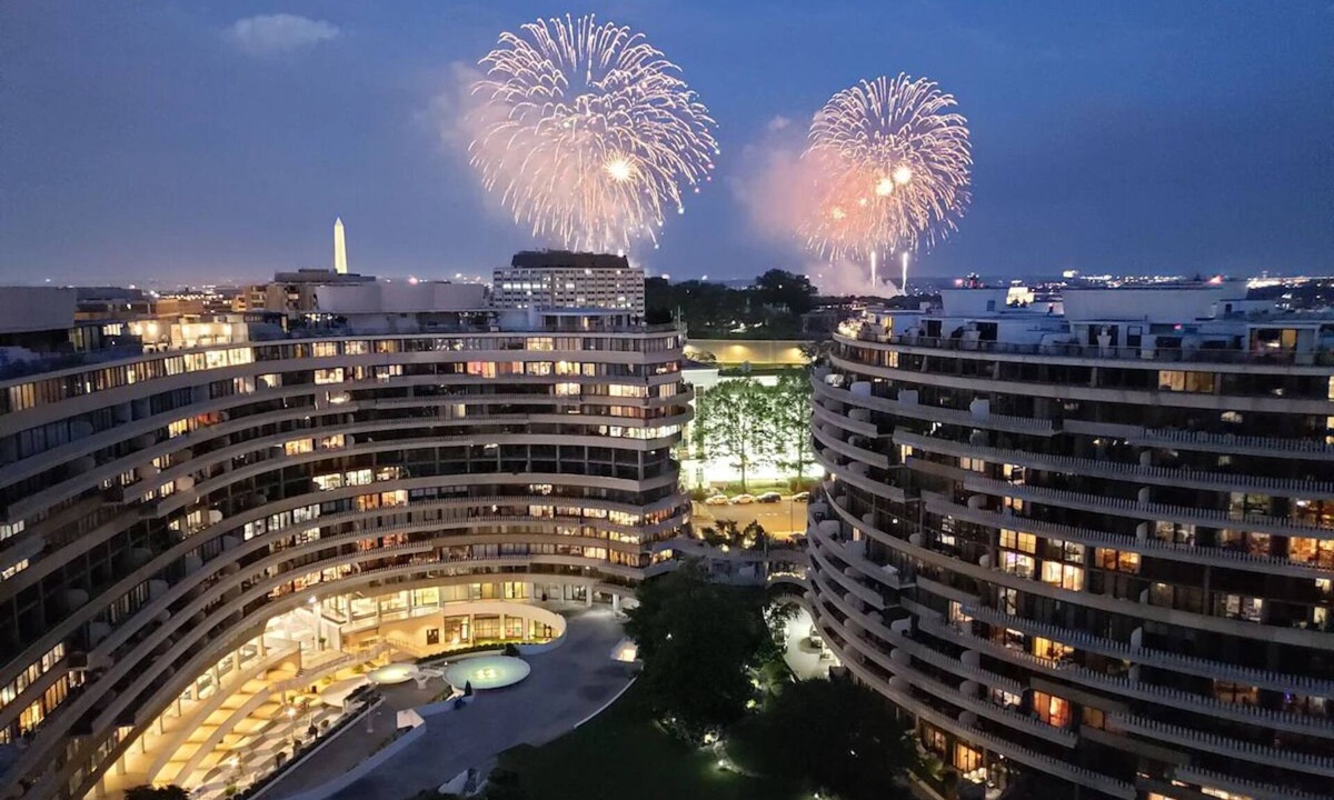 Foggy Bottom Hotel | Deluxe Double | The Watergate Hotel | Stunning Luxe King Bed Near Landmarks
