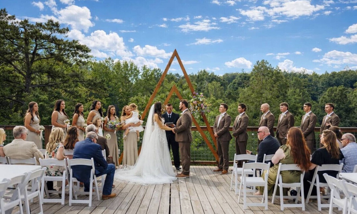 Pigeon Forge Cabin | Elegant Elite Estate — Wedding Venue w/Lodging