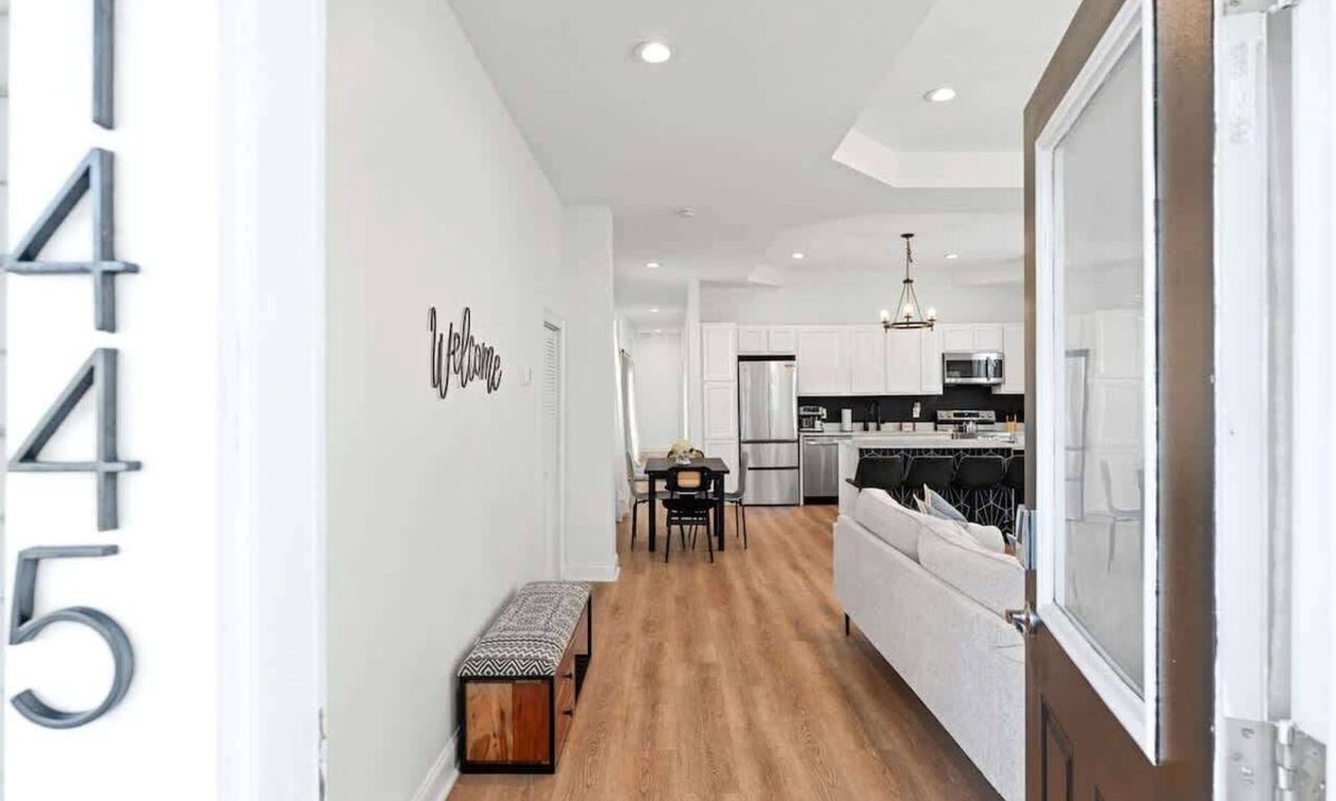 Springfield Apartment | Entire Duplex for Groups - Two Private Apartments
