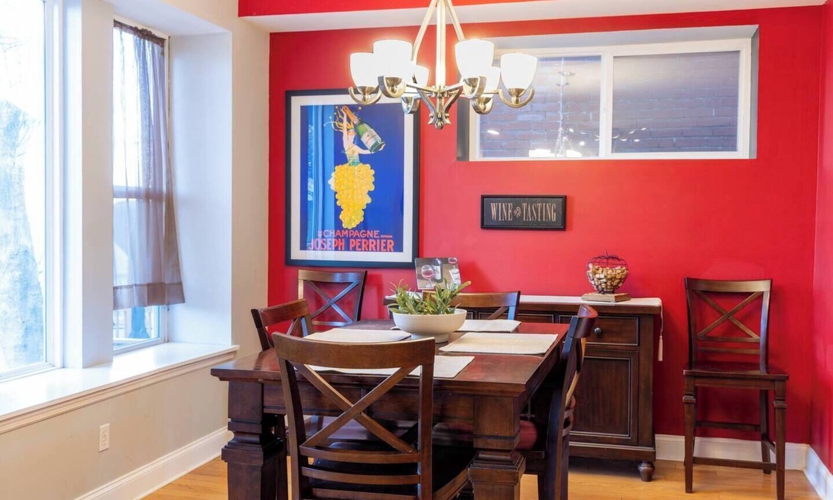Tower Grove South House | Family Retreat ☆ Hot Tub ☆ Fireplace ☆ Tower Grove