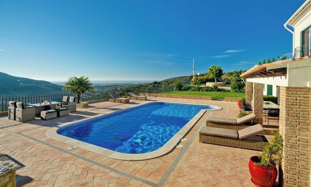 Fialho Villa | Family Villa with Pool & Algarve Views