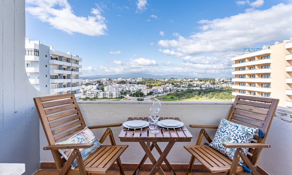 Torralta Apartment | Gaivotas House Apartment with Balcony and Wi-Fi Access