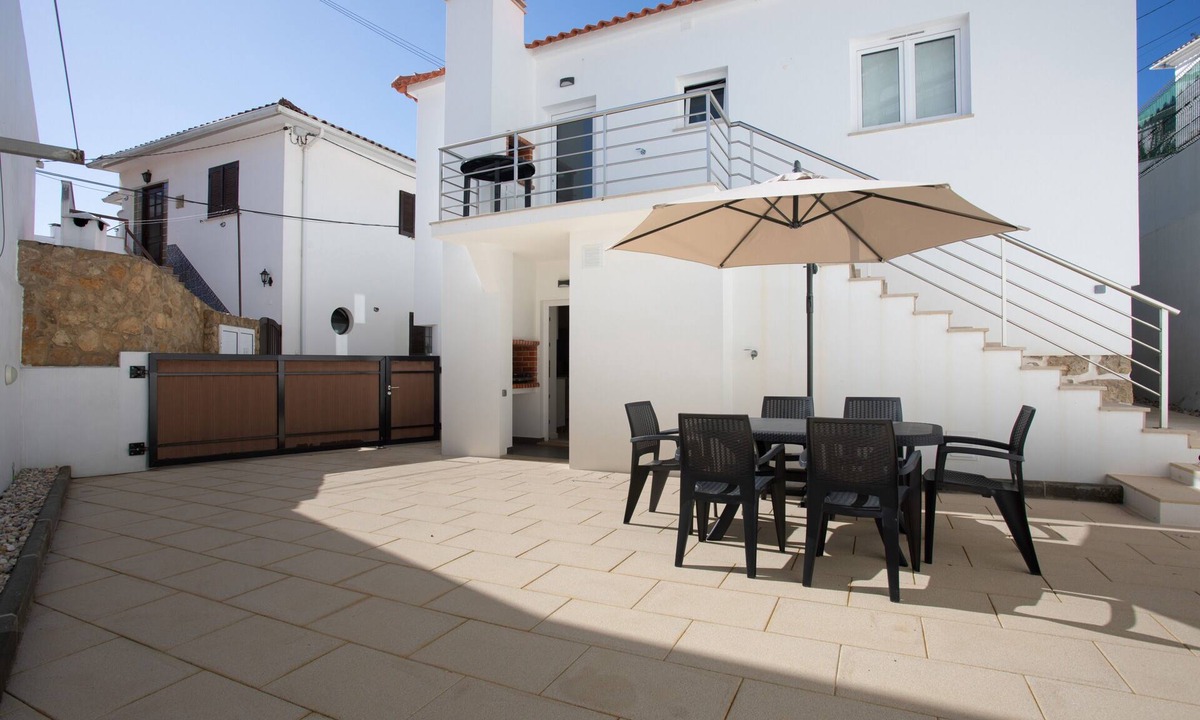 Sao Martinho do Porto House | Holiday Home 'T3 São Martinho Do Porto' with Shared Terrace and Wi-Fi
