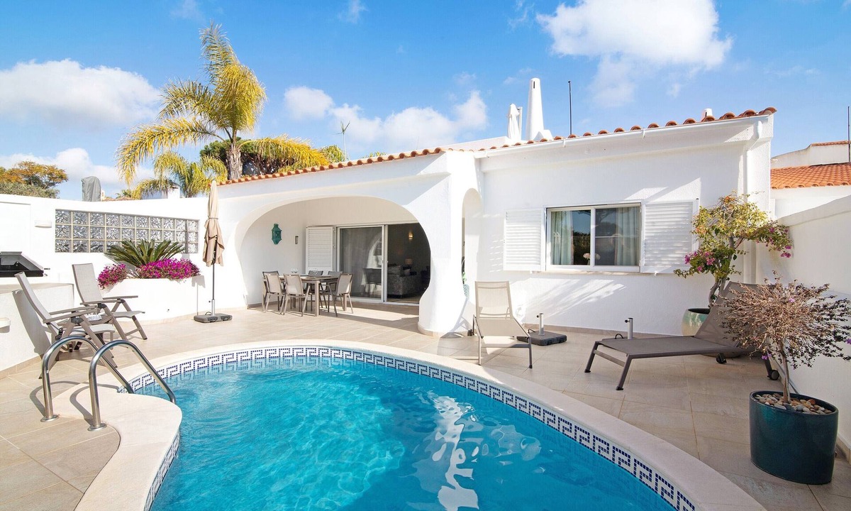 Vale do Lobo House | Holiday Home 'Nicola' with Private Pool, Wi-Fi & Air Conditioning