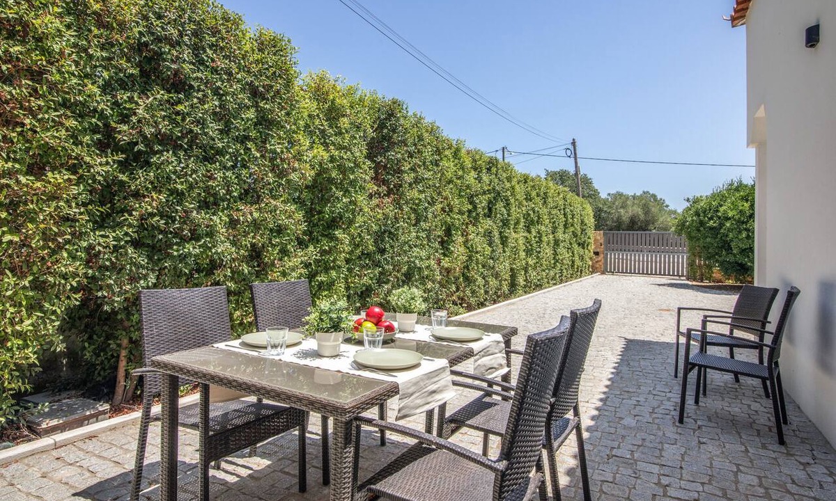 Olhao House | Holiday Home 'Vila Salero 10' with Shared Pool, Wi-Fi and Air Conditioning