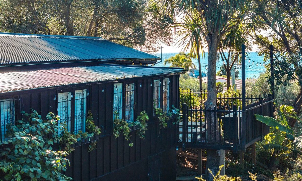 Onetangi Cottage | La Casa Al Mare - La Casa Al Mare is a restored 1930s cottage with stunning sea views over Onetangi Beach. It features timber floors, WiFi, Smart TV, and a full kitchen. Sleeps 5 across 3 bedrooms, including a separate sleepout. Enjoy sunny decks, op