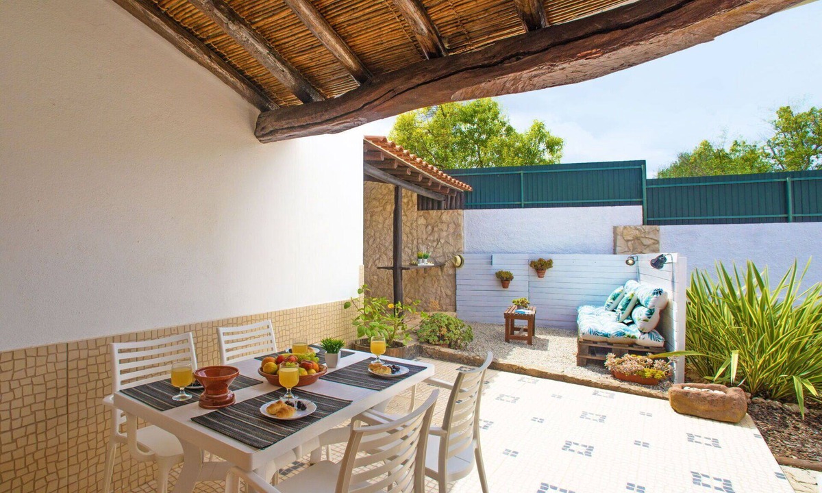 Albufeira House | Lovely apartment in villa for 4 guests with pool, WIFI, A/C, TV and patio