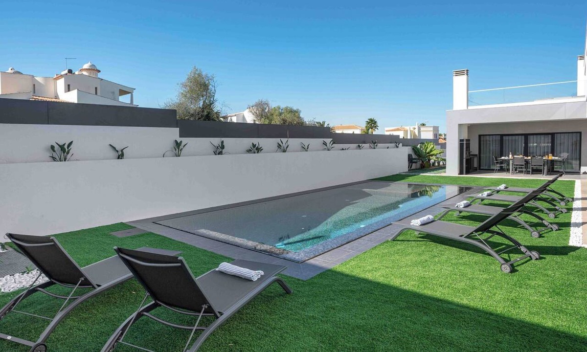 Montes de Alvor Villa | Luxury 5-Bedroom Villa in Alvor with Pool