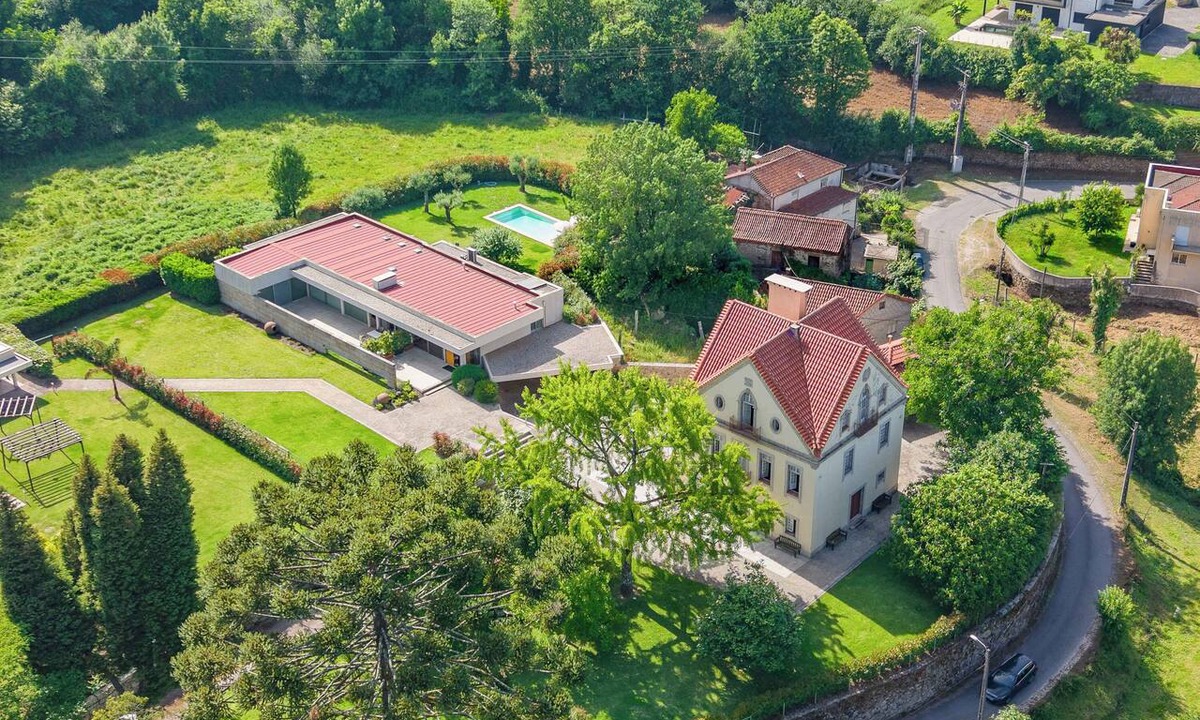 Arcos de Valdevez Villa | Luxury and Nature Retreat with Pool, Jacuzzi & BBQ