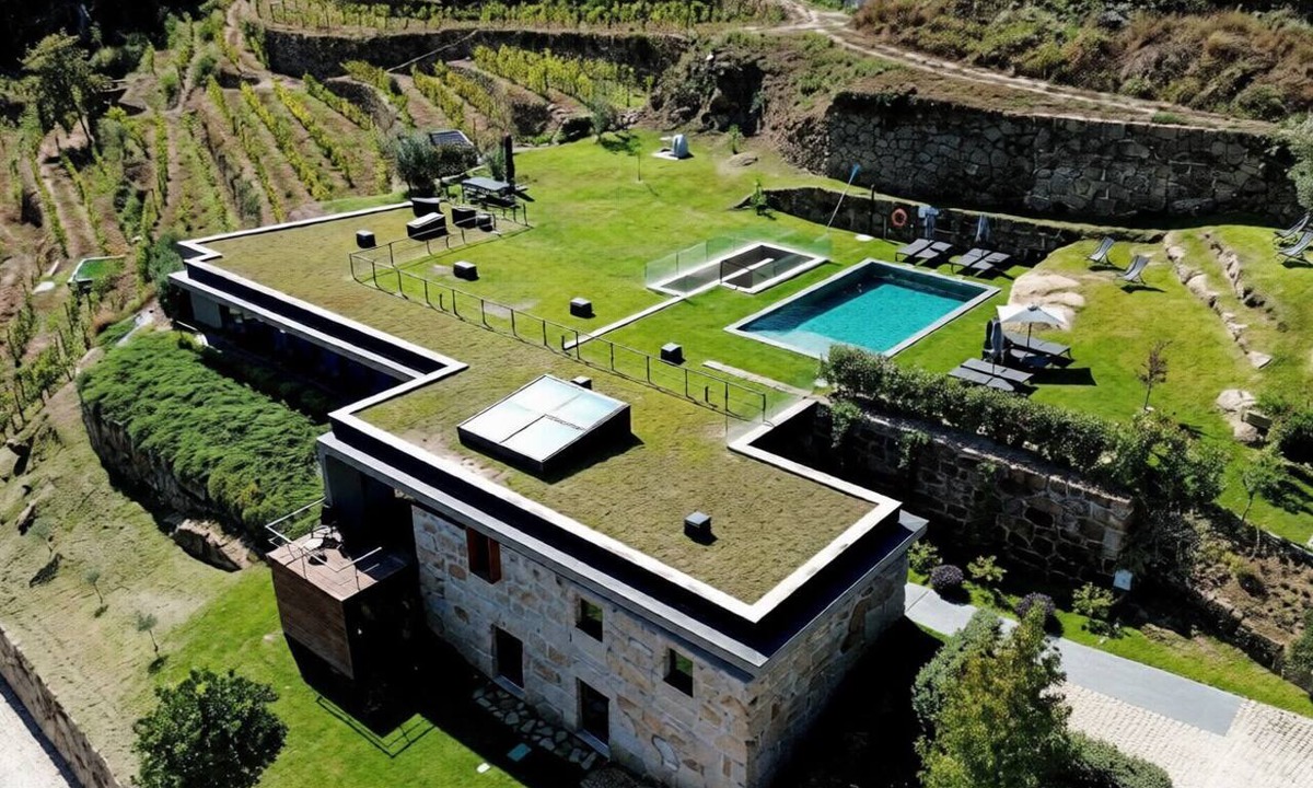 Cinfaes Ski Chalet | Luxury villa in the Douro with a breathtaking view of the river, vineyards, a pool, and a spa