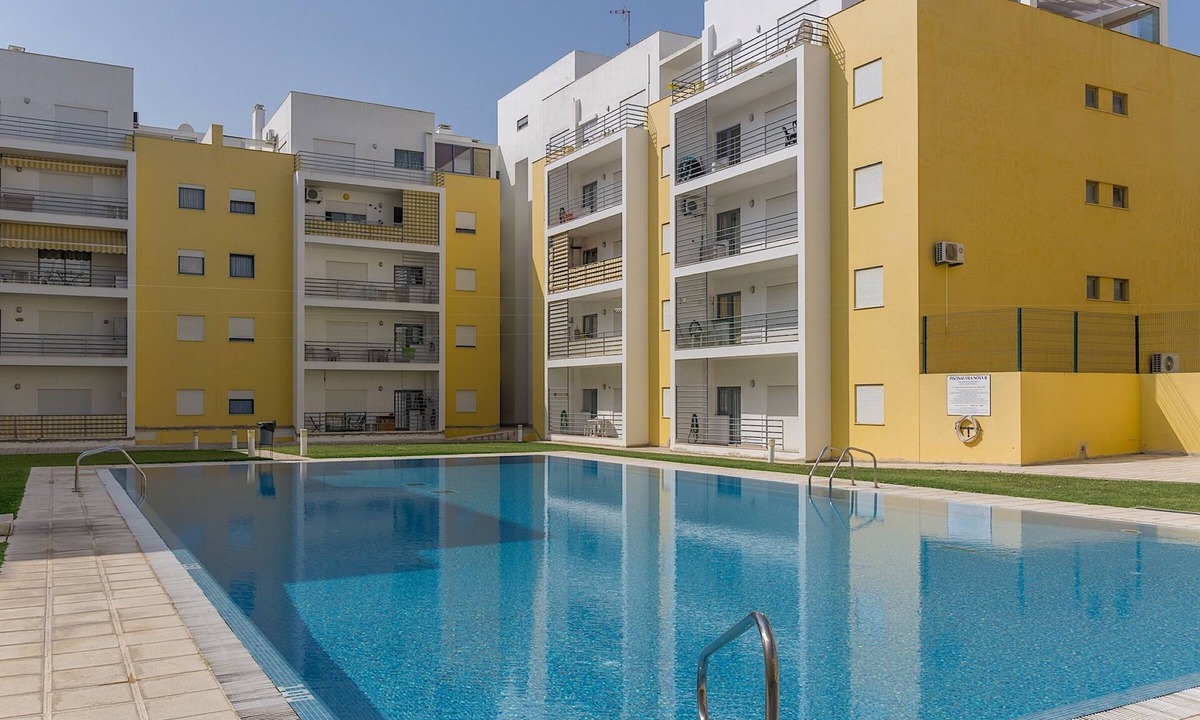 Armacao de Pera Apartment | Marley Yellow Apartment, pool, Wifi
