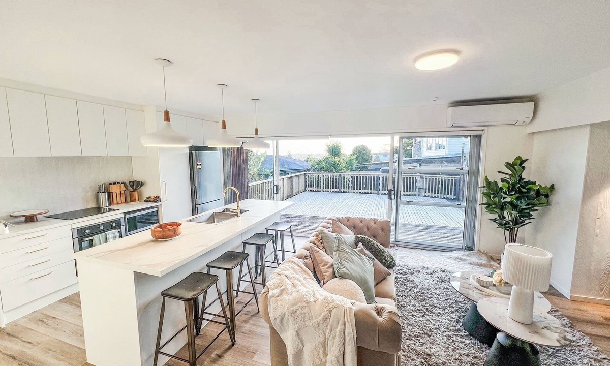 Pakuranga House | Modern 6BR Group Retreat | Sleeps 13 Free Parking Deck