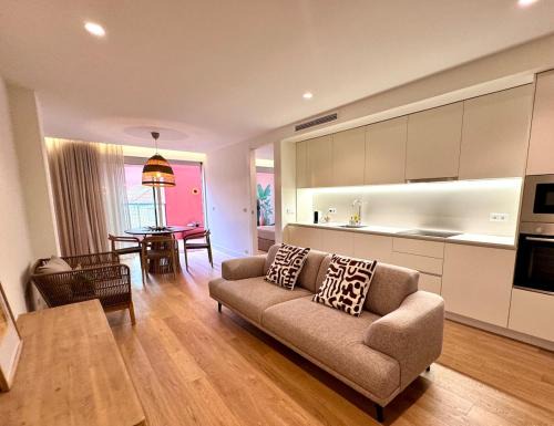 Leixões Apartment | Modern & Bright Apartment 5 Min Walk to Matosinhos Beach
