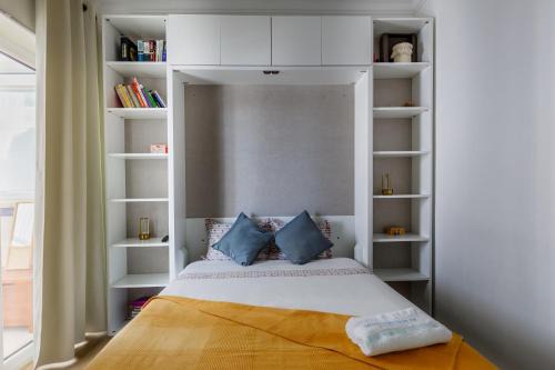 Rio de Mouro House | Monteiro Duplex Terrace Room