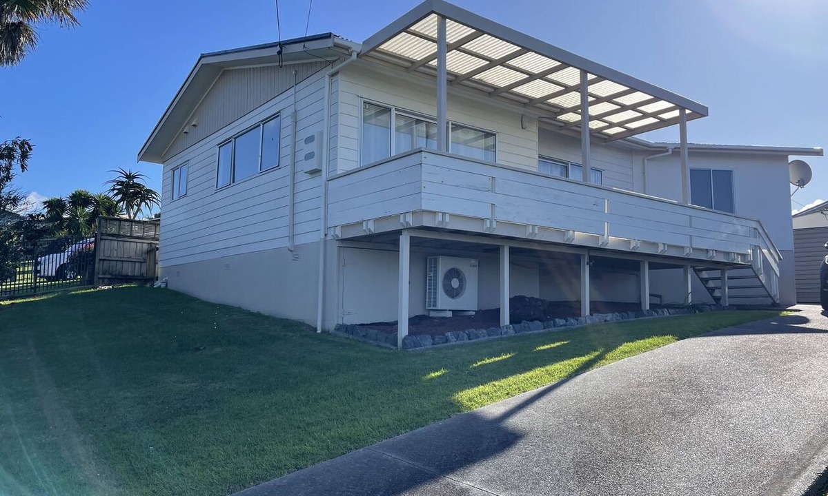 Algies Bay House | Newly renovated kiwi bach, spectacular ocean views, 2 minutes walk to the beach