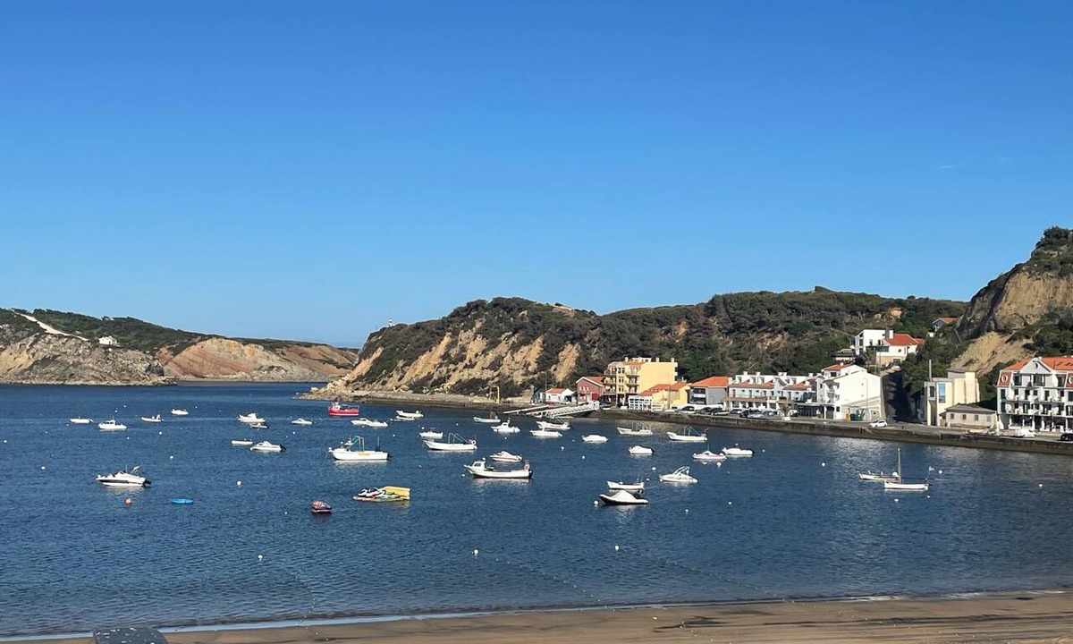 Sao Martinho do Porto Apartment | On the most beautiful beach, a fully renovated, fully equipped apartment that sleeps 10,