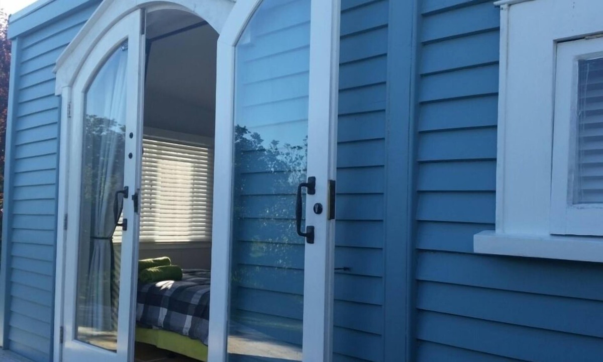 Oneroa Apartment | Oneroa Beach Village Cottage - Sunny Studio
