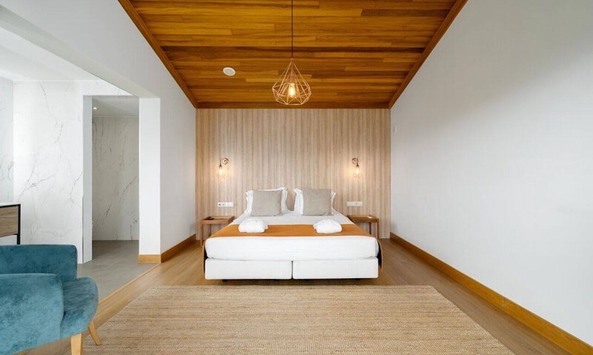 Molares Villa | Relaxing Mountain View Mid Century Vibe Stay | Free Parking + Onsite Pool