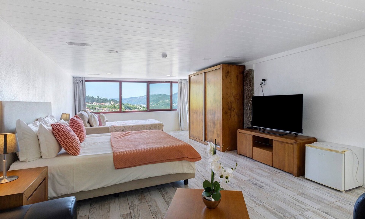 Ribeira Apartment | Room 'Room 21 - Terrace - Quinta Do Avô' with Mountain View, Wi-Fi and Air Conditioning