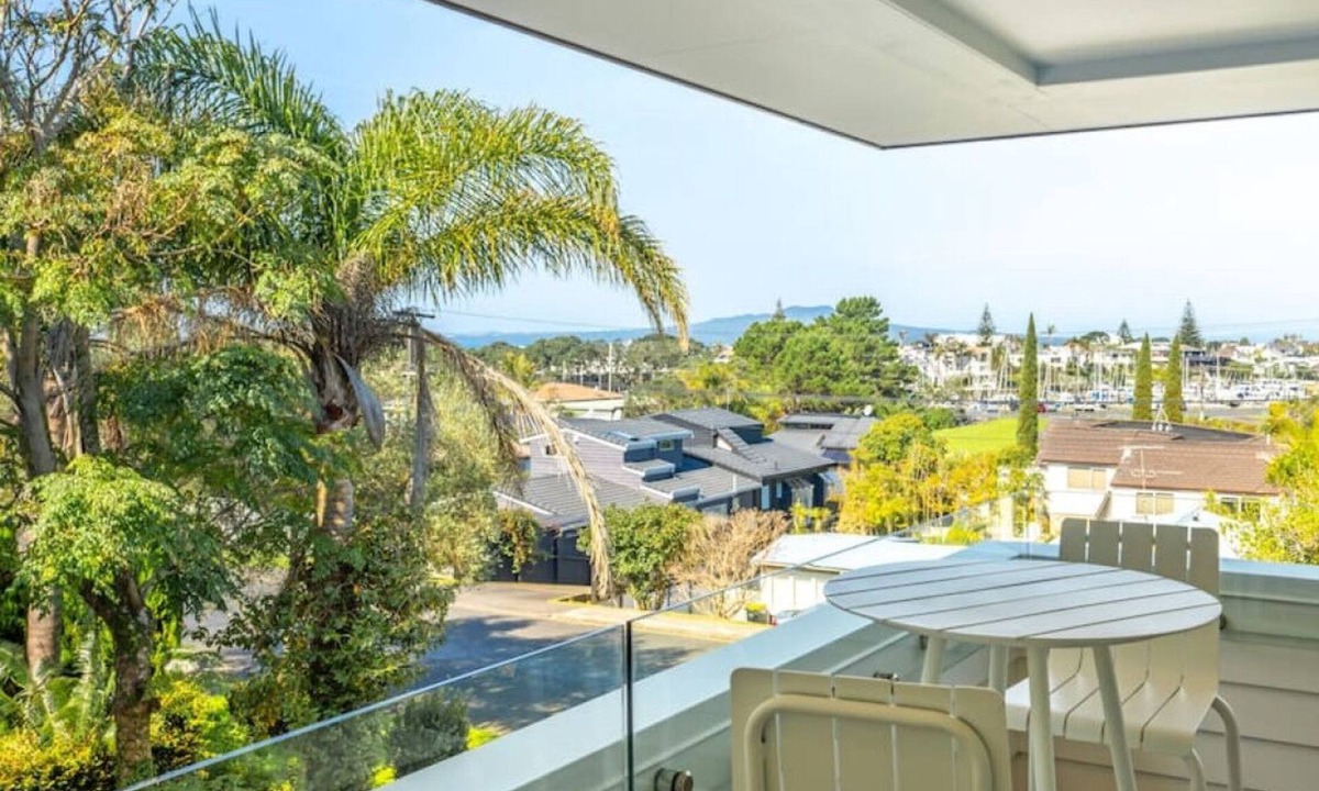 Castor Bay Apartment | Seaview Haven in Castor Bay|by Furnished Rentals