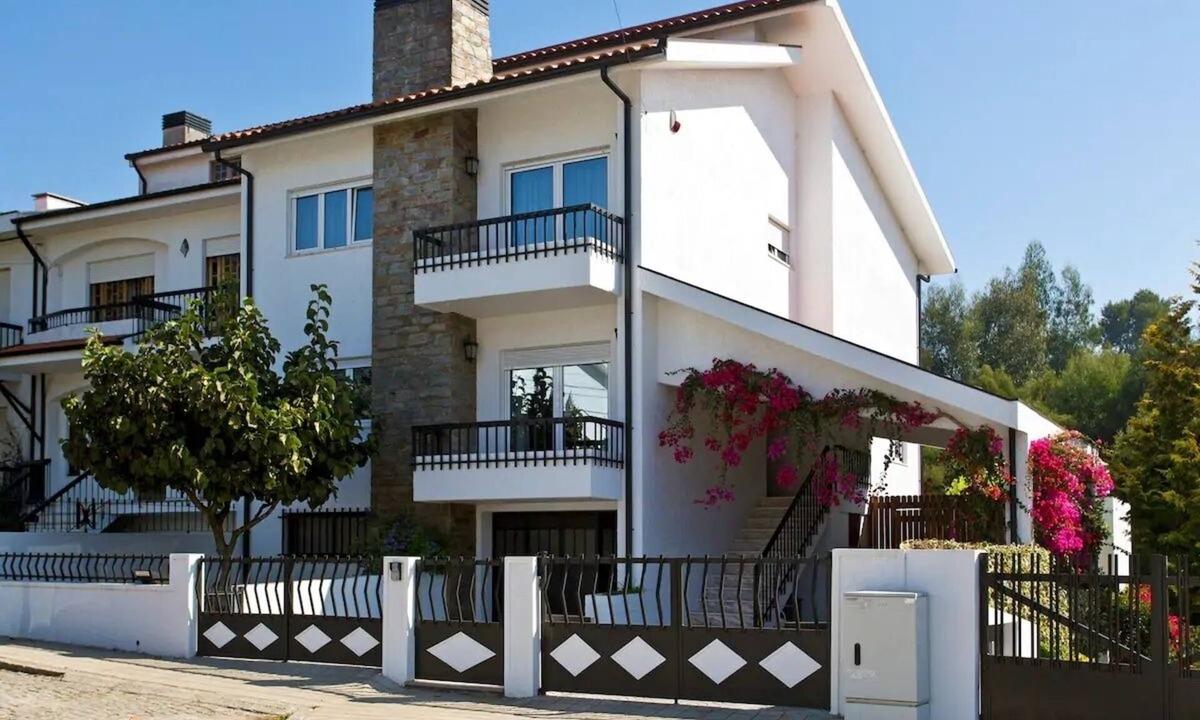 Mafamude Villa | Spacious Family Villa near Porto with BBQ and Private Parking