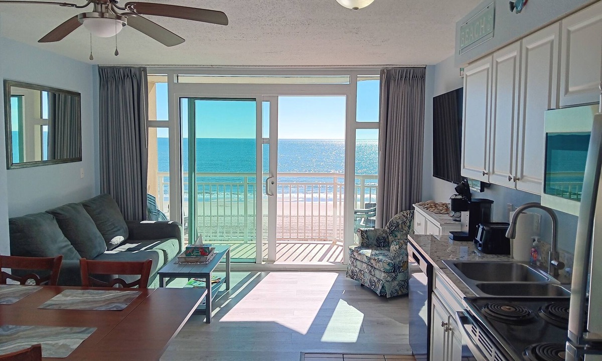 Myrtle Beach Condo | Stunning Oceanfront Condo. Great resort. kitchen, W/D, 65" Roku tv, fast WIFI.