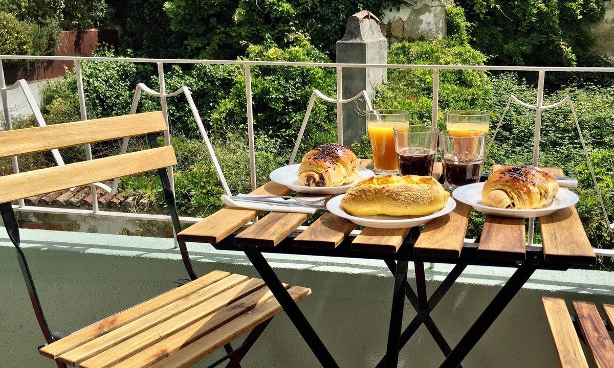 Santa Maria do Castelo e Sao Miguel Apartment | Stylish Historic Retreat | Walk to Castle, Beaches & Lisbon