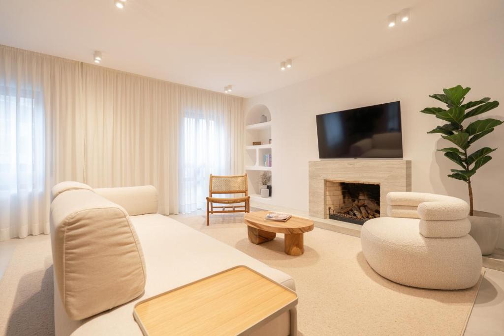 Leixões Apartment | Stylish & Spacious Flat near the Beach by HostWise