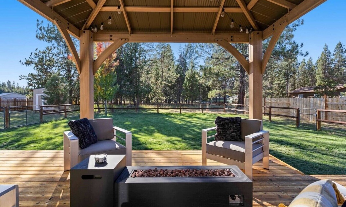 Oregon Water Wonderland House | Swan Rd Getaway w/Hot Tub & AC - Near Mt. Bachelor