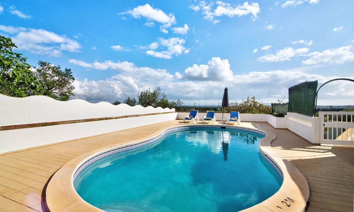 Maritenda Villa | Vila Casa do Cerro with Pool, Garden & Wi-Fi