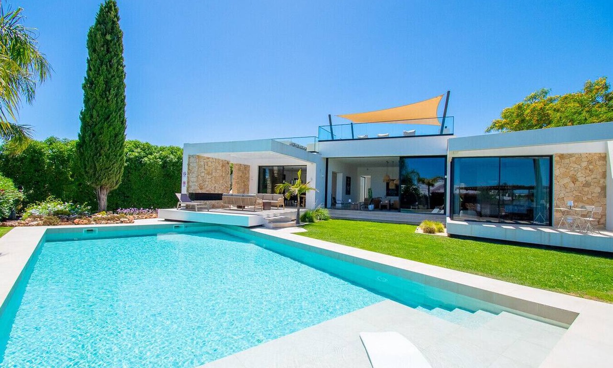Vale de Centianes Villa | Villa Cactus, modern villa with two private swimming pools walking distance to the beach