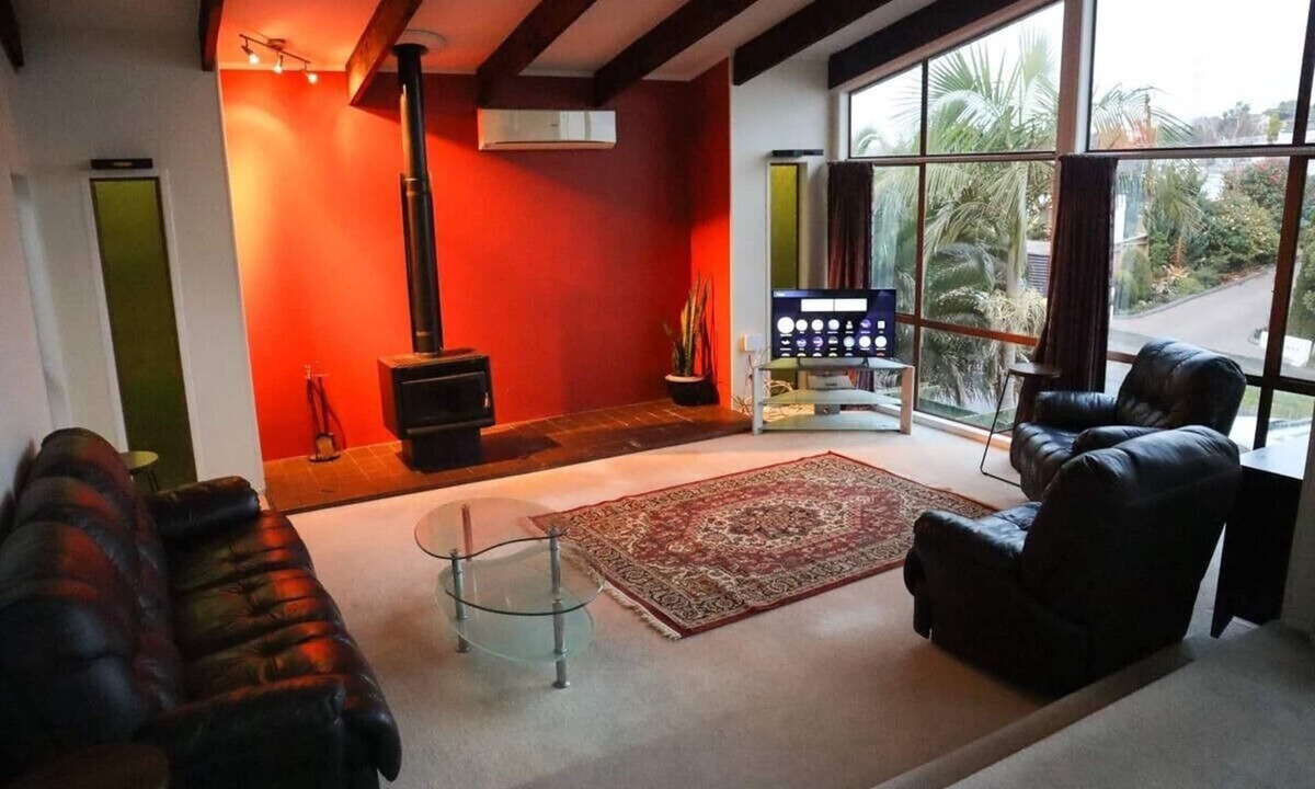 Auckland House | Water views 5-Bedroom Large home | Family Friendly. Close to Airport & City.