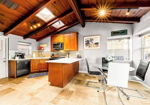 Coastal 3BD/2BTH with AC & Parking! 20ft to Sand! Renov. Lrg Outdoor Patio, BBQ, Firepit + Pets OK! in San Diego