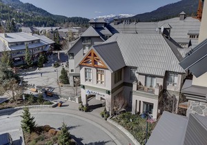 Walk-to-lift studio with mountain views, fireplace, jetted tub, & gym access in Whistler
